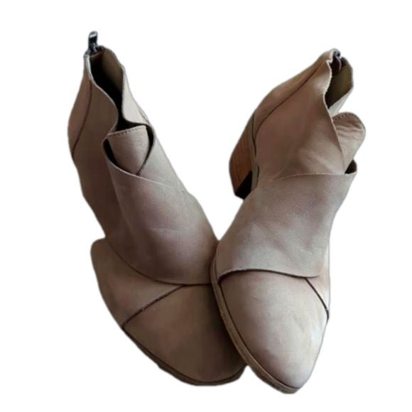 Very Volatile Nelisa Crossover Cutout Heeled Bootie Beige Rear Zippers Size 7.5