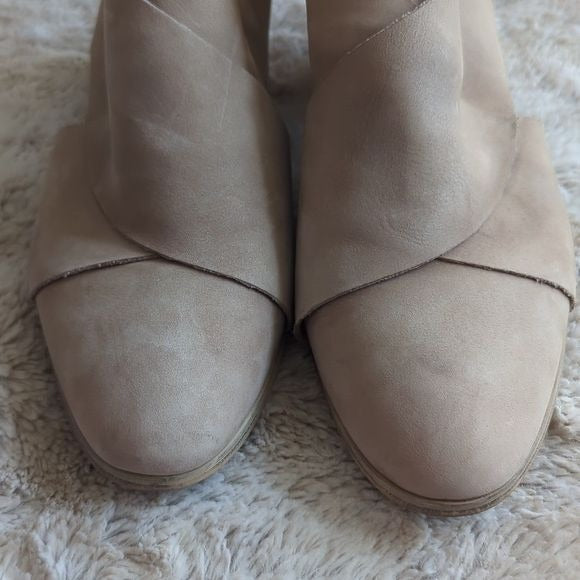 Very Volatile Nelisa Crossover Cutout Heeled Bootie Beige Rear Zippers Size 7.5