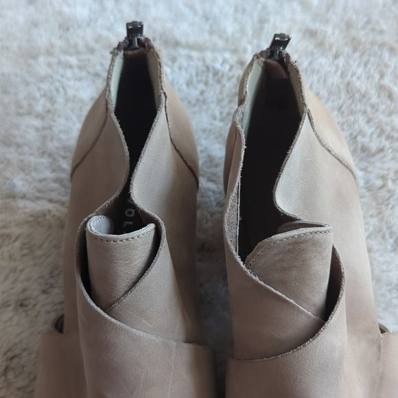 Very Volatile Nelisa Crossover Cutout Heeled Bootie Beige Rear Zippers Size 7.5