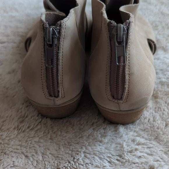 Very Volatile Nelisa Crossover Cutout Heeled Bootie Beige Rear Zippers Size 7.5