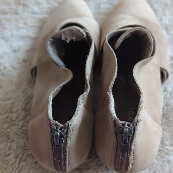 Very Volatile Nelisa Crossover Cutout Heeled Bootie Beige Rear Zippers Size 7.5