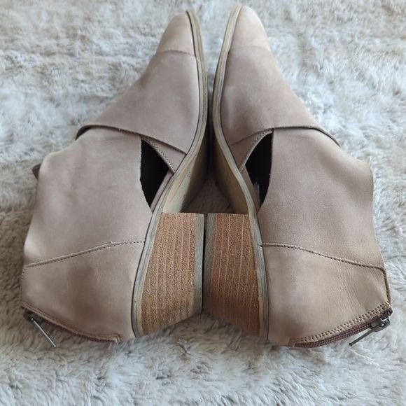 Very Volatile Nelisa Crossover Cutout Heeled Bootie Beige Rear Zippers Size 7.5