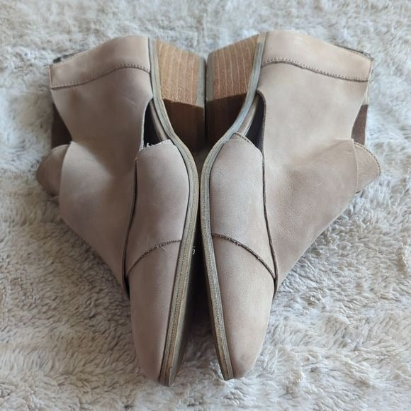 Very Volatile Nelisa Crossover Cutout Heeled Bootie Beige Rear Zippers Size 7.5