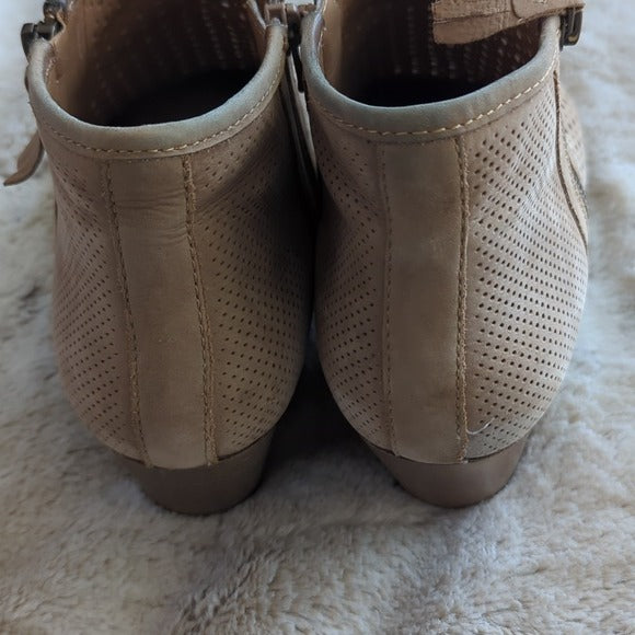 Earth Tan Beige Leather Laser Cut Ankle Pineberry Heeled Booties Shoes Size 9