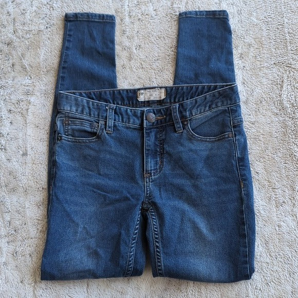 Free People Distressed Mid Rise Skinny Blue Jeans Size 25