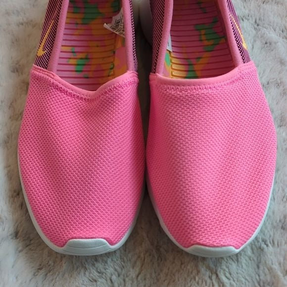 Nike Womens Roshe Run Slip on Crimson Sneakers Size 10 coral 579826 Comfort NWOT