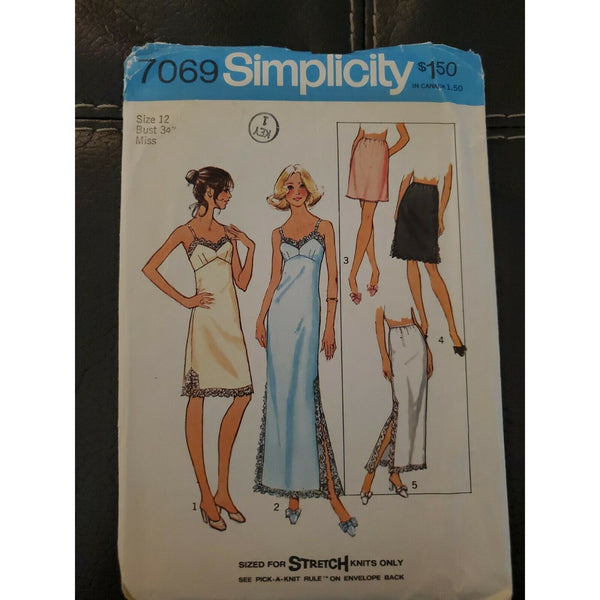 UNCIRCULATED 1975 SIMPLICITY #7069-LADIES (5 STYLE) RETRO SLIP