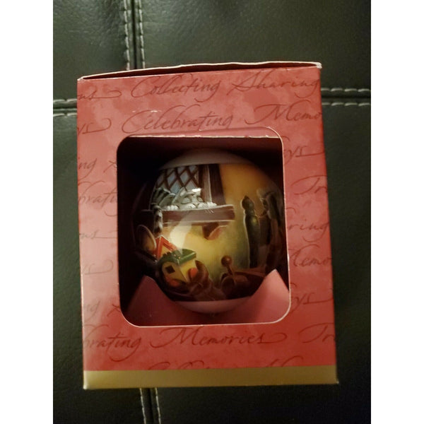 Christmas 2000 Hallmark "Warmed by Candleglow" Keepsake Ornament Santa