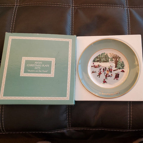 1975 Avon Christmas Plate SKATERS ON THE POND 4th Edition Orig. Box Wedgewood