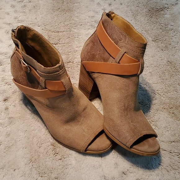 Lucky Brand 'Harum' Crisscross Strap Beige and Orange Sandal Size 7.5