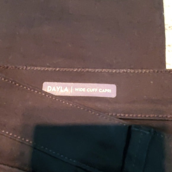 NYDJ Black Dayla Wide Cuff Capri Stretchy Size 6P